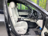 運転席まわりには十分なスペースがあり、大柄な方でもゆったり運転していただける環境です。