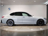 【BMWの伝統-3】BMWのお車は、&ldquo;駆け抜ける歓び&rdquo;を体現しております。走行の安定性とコーナリングの良さを追求し、思い通りにハンドルの操作可能です。
