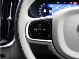 前方車を自動追従するアダプティブクルーズコントロールに加え、ステアリング操舵も行う進化型クルーズ『パイロットアシスト』を搭載。車体を車線内へと適正に維持しつつ先行車を忠実に追従します。