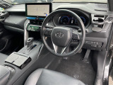 【運転席】座り心地が良いシートなので長時間の運転でも快適にお過ごしいただけます。新品のフロアマットのご注文も可能です。掲載箇所以外にご希望の写真がございましたらお気軽にお問い合わせ下さい。