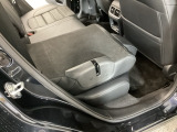 リアシートは簡単に倒すことができるので、ラゲッジルームも広がります。
