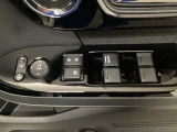 電動格納式リモコンドアミラーと、パワーウィンドウスイッチ等は運転席ドアにあります。