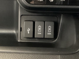 エアコン操作パネルの下に、スマートフォンなどの充電可能なUSB端子が2個、音源などの外部入力の可能なUSB端子が1個ついています。移動中に充電もできるので便利です。