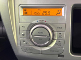 【オートエアコン】一度お好みの温度に設定すれば、車内の温度を検知し風量や温度を自動で調整。暑い&hellip;寒い&hellip;と何度もスイッチ操作をする必要はありません。快適な車内空間には必須の機能ですね♪