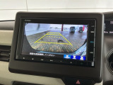 リバースギアに入れるだけで後方の表示へ切り替わります。夜間や雨の日の駐車も楽になりますよ。