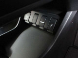 USBポートを搭載しています!USBケーブルをつないで車にスマートフォンやタブレットなどの電子機器を接続できます☆