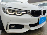 斜めから際立つ、Mスポーツのフロントフェイス。立体的に張り出したフロントバンパーに、BMWを象徴するキドニーグリルとシャープなLEDヘッドライト。