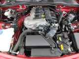 ロードスターのために専用設計されたSKYACTIV-G 1.5Lエンジン搭載。全てを「使い切る」ことを前提として開発されたエンジンです。クイックな反応とやる気にさせてくれるサウンドをご体感ください。