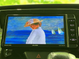 停車中には、TVや映像コンテンツを楽しめます。長距離移動の際の休憩時間に、リラックスした時間を過ごせます。