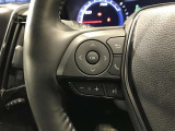 ステアリングスイッチ付きで、運転中に視線を前に向けたまま操作できます。