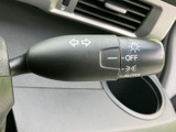 操作しやすい位置に配置され、直感的にウインカーを作動できます。安全な車線変更や右左折をサポートします。