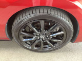 マツダ純正アルミホイール。タイヤサイズは215/45R18。MAZDA3のボディデザインに調和するよう仕上げられています。足元の造形まで一体感を持たせることで、魂動デザインらしいスタイルを引き立てます。