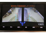 左右側面カラーモニターも装備。駐車枠や隣のクルマなど周囲との位置関係がよくわかり、駐車しやすいですよ。運転席からは目視できない助手席側の側面も見えますので、路肩に幅寄せする際なども安心です。