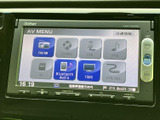 ラジオやCD、USBなど、お好みの音楽ソースを選んで楽しめます。音質調整機能も充実し、車内でのリスニング体験を向上させます。