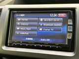 多彩なソースに対応し、快適なドライブをサポート。CDやBluetooth接続で、お好みの音楽をお楽しみいただけます。操作も直感的に行えます。