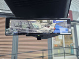 後方をカメラで映しだす機能が付いたスマートルームミラー!ルームミラーの下のレバーを変えるだけで、後席に大きな荷物が乗っていても、後方をカメラを確認できる便利機能!。
