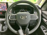 握りやすい形状で、運転操作をサポート。ステアリングスイッチで、オーディオやハンズフリー通話などを手元で操作できます。
