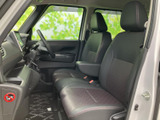 運転席周りは、シンプルで機能的にまとめられています。操作しやすい配置で、運転に集中できる環境です。