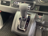 CVT車のセレクトレバーです。低速から高速まで、変速ショックのないスムーズな走りを実現するとともに、エンジン効率のよい領域を維持することで燃費にも貢献します。