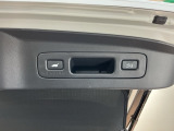 荷物を抱えていてもラクに開け閉め。Hondaスマートキーを持っていれば、開扉だけでなく、閉扉までをハンズフリーで行うことができます