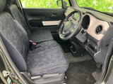 ドライバーシートに座ると、広々とした空間が広がります。運転に必要な情報が視認しやすく、快適な運転をサポート。