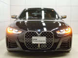 一目でBMWと解る存在感。象徴的なキドニーグリルを中心にシャープなヘッドライトと力強い表情が融合。スポーティーさとエレガンスを兼ね備えたBMWならではのフロントフェイスです。