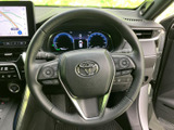 握りやすい形状のステアリングは、長時間の運転でも疲れにくい設計。操作性にも優れ、快適なドライビングをサポートします。