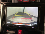 リバースギアに入れるだけで後方の表示へ切り替わります。夜間や雨の日の駐車も楽になりますよ。
