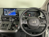 【ハンドル】運転にかかわる様々な操作を安全に行えるように視点移動が少なく操作性に配慮されたスイッチ類が凝縮されたコックピットです。