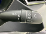 操作しやすい位置に配置されたウインカーレバー。スムーズな操作で、安全な車線変更をサポートします。指先で直感的に操作できます。