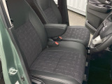 ヘタリもなく綺麗な状態です。シートリフトがついてますので、お好みのシートポジションで運転できます。