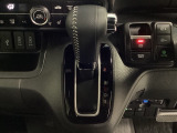 CVT車のセレクトレバーです。低速から高速まで、変速ショックのないスムーズな走りと、エンジン効率のよい領域を維持して燃費にも貢献します。サイドブレーキはスイッチ操作の電子制御パーキングブレーキです。