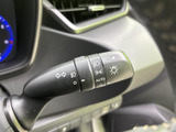 操作しやすいウインカーレバーで、安全な車線変更をサポート。確実な操作感で、運転時の安心感を高めます。日常の運転をより快適に。