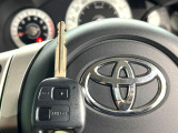 【キーレス】少し離れた場所からでもボタン一つでドアの開錠・施錠ができるのでとっても便利!ドアの鍵穴周りに傷をつけることもありません♪