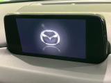 【マツダコネクトナビ】車内の雰囲気にマッチした一体型タイプのナビ。各種車輌設定やBluetooth再生等、様々な機能が楽しめます。直感的なダイヤル操作が可能で、使い勝手も良好です。