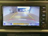 リバースギアに入れるだけで後方の表示へ切り替わります。夜間や雨の日の駐車も楽になりますよ。