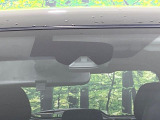 【エマージェンシーブレーキ】走行中に前方の車両等を認識し、衝突しそうな時は警報とブレーキで衝突回避と被害軽減をアシスト。より安全にドライブをお楽しみいただけます。