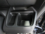 運転席右側のドリンクホルダーです。
