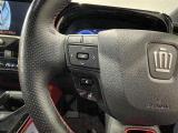 ステアリングスイッチ付きで、運転中に視線を前に向けたまま操作できます。