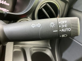 操作しやすいウインカーレバーで、安全な車線変更をサポート。直感的に操作できるので、運転に集中できます。灯火類の操作も簡単です。