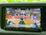 停車中にテレビや動画をお楽しみいただけます。長距離移動など、休憩時間に役立ちます。後部座席の方も楽しめますね。