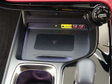 ワイヤレス充電機能で接続の手間いらず。スマートフォンなどをワイヤレスで充電可能です。