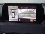 【360&deg;ビュー・モニター】専用カメラにより上から見下ろしたような視点で360度クルマの周囲を確認することができます。駐車が苦手な方でも縦列駐車や幅寄せ時に活躍してくれます。