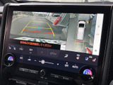 狭い場所での駐車も安心。後方の状況を的確に把握でき、安全な運転をサポートします。ガイドライン表示で、車庫入れもスムーズに行えますね。