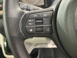 ステアリングにオーディオ操作スイッチが付いています。オーディオ画面に直接タッチしなくても操作が出来ますので、運転に集中できます。