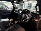 ステアリングを握ればJeepワールドが目の前に広がります。