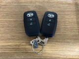 【スマートキー】 スマートキーを携帯していれば、ドアハンドルのボタンを押してロックの解除ができ、パワースライドドア(左側)もワンタッチで開閉できます。