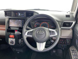 運転席まわりです。 各操作スイッチは使いやすい位置に配置されてます。