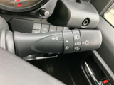 操作しやすい位置に配置されたウインカーレバー。スムーズな操作で、安全な車線変更をサポートします。直感的な操作感で、運転に集中できます。