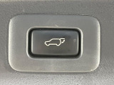 【パワーバックドア】スマートキーや運転席のボタンを押すだけでリアゲートが自動で開閉します!荷物を持っている時や、高い位置にあるバックドアを閉める際に便利な機能です♪